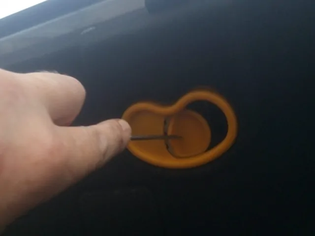 Аварийное вскрытие багажника автомобиля KIA MAGENSIS